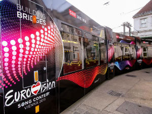 Tramvaj u znaku Evrosonga na ulicama Beča