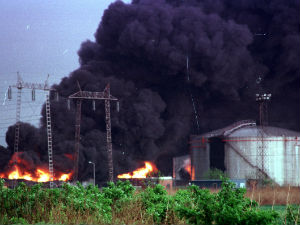 4. april – elektrane i benzinske pumpe na meti bombardera