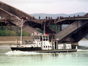 26. april – srušen Žeželjev most
