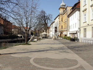 Пусте улице у Словенији, ко год може ради од куће