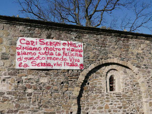 Živela Srbija, živela Italija - pozdrav rođacima sa zida crkvice u Šumniku