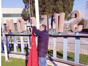 Italijani skidaju zastavu EU i postavljaju zastavu Kine