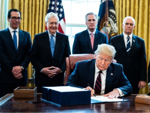 Tramp potpisao – 2,2 biliona dolara za sanaciju ekonomskih posledica pandemije