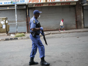 Јужна Африка, батинама против кршења полицијског часа