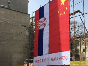 Građevinari se zastavom i porukom zahvaljuju Kinezima