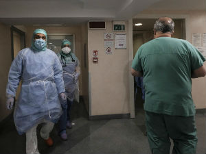 Novih 812 smrtnih slučajeva u Italiji, trend pada novozaraženih