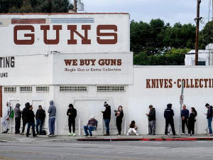 Лос Анђелес се бори против Ковида-19: И револвер за "не дај боже"