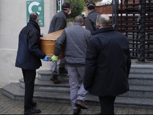 Španija, peti uzastopni dan sa više od 800 preminulih od Kovida-19