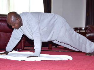 Predsednik Ugande ima samo 75 godina, sklekovima motiviše građane da ostanu kod kuće