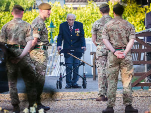 Стогодишњи британски ветеран шетао око баште и тако скупио 22 милиона долара
