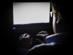 Nelegalni programi i piratski sajtovi – otvorena vrata za računarske viruse