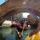 Veslačice u gondolama dostavljaju hranu po celoj Veneciji