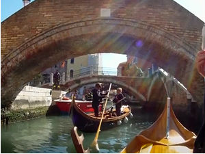Veslačice u gondolama dostavljaju hranu po celoj Veneciji