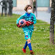 Деца у Шпанији искористила дозвољено време напољу да би играла фудбал