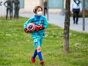 Deca u Španiji iskoristila dozvoljeno vreme napolju da bi igrala fudbal