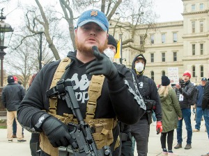 Naoružani demonstranti u mičigenskom Senatu, političari nose zaštitne prsluke