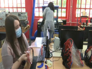Učenici Tehničke škole u Bečeju pomažu borbu protiv koronavirusa – prave vizire za medicinare