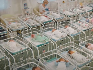 Бебе рођене у украјинској клиници за сурогат мајчинство морају да чекају да се отворе границе