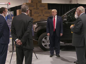 Tramp odbio da nosi masku tokom posete fabrici Ford