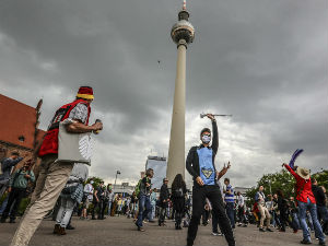 Протести у Берлину против владиних мера - ухапшено око 60 демонстраната, повређени полицајци