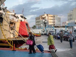 Грчки трајекти поново плове, путници морају да носе маске