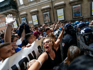 Protest u Rimu protiv karantina, policija intervenisala