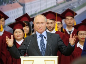 Putin se redovno testira na koronavirus i zahvaljuje Bogu