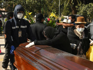 У Боливији наређено копање масовних гробница како би се сахраниле жртве коронавируса