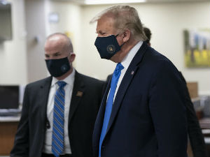 Трамп први пут у јавности са заштитном маском