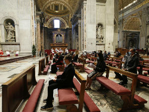 Vatikan – manjak sveštenika, ukidanje cenovnika i više vernika u crkvama uprkos kovidu