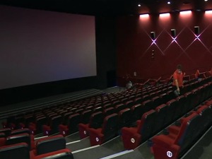 Samo parovi, porodice, pojedine grupe mogu da sede blizu u bioskopu
