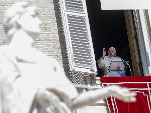 Papa upozorio da su tračevi opasniji od kovida 19