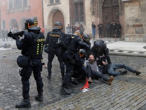 Сукоби на протесту у Прагу, полиција употребила сузавац