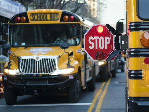 Њујорк отвара школе само пола месеца након што их је затворио, родитељи бесни и збуњени