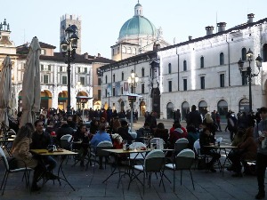 Долче вита – поново гужве на улицама Италије, кафићи и продавнице пуни