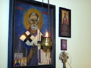 Slika ovogodišnjeg Nikoljdana – samo ukućani uz ikonu, sveću, kolač i žito