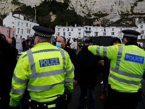 Nervozne i ljute kamiondžije izazivaju nerede i napadaju policiju u Doveru