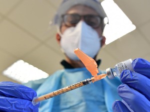 "Бионтек" тражи од ЕУ одобрење да се из бочице узима шест, уместо пет доза вакцине