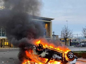 Хаос у Ајндховену – сукоби, пљачке и пожари