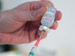 Kompanija "Moderna" saopštila da je njihova vakcina efikasna i protiv novih sojeva virusa