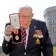 Stogodišnji britanski veteran koji je sakupio desetine miliona funti primljen u bolnicu zbog kovida