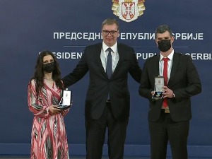Vučić uručio zlatne medalje za zasluge u borbi protiv kovida