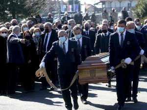 Više od hiljadu ljudi na Bandićevoj sahrani u Zagrebu – nadležnima novčane kazne