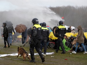 Водени топови, палице и сузавац у Холандији – поново растурене демонстрације противника локдауна