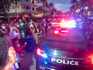 Полицијски сат у туристичком рају, полиција бибер-муницијом растерала госте у Мајами Бичу