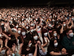 Експериментални концерт за 5.000 људи у Барселони – брзи тест, па улаз у спортску дворану