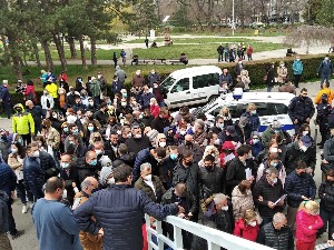 Građani Severne Makedonije pohrlili na vakcinaciju u Niš i bez prijave, gužva ispred “Čaira“
