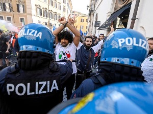 Protesti u Italiji – građani protiv restriktivnih mera, u Rimu sukobi sa policijom