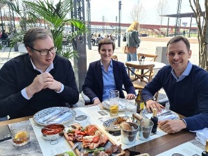 Vučić: Verujem da će uskoro biti otvoreni svi restorani i kafići u Srbiji