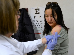 Zapadna Virdžinija čašćava sa 100 dolara mlade koji se vakcinišu